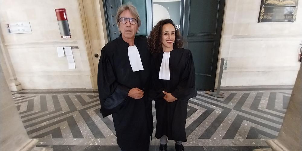 Les avocats du couple franco-marocain, qui a été relaxé ce jeudi 27 mars dans l’affaire de traite d’êtres humains : maîtres Alexandre Novion et Nadjet Zaghrir. © Crédit photo : J.-C. G.